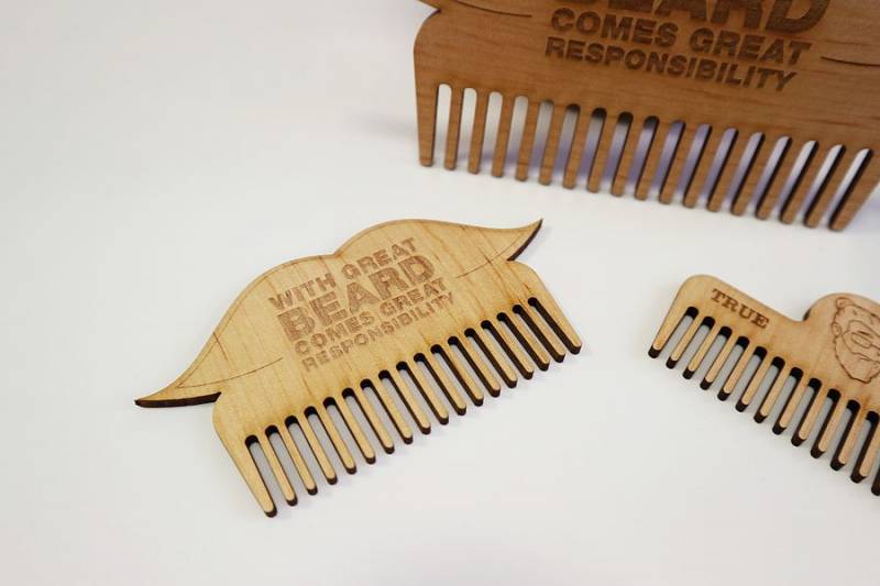 peigne à barbe en bois